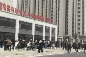 郑州近700人排长队参加无人机“驾照”考试，大中专院校学生占七成图片