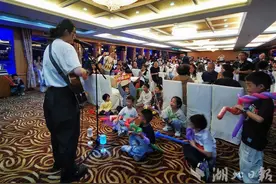 万名游客游船上礼赞祖国，“夜游长江”持续火爆图片