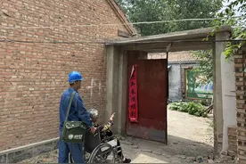 安徽砀山：推着轮椅去送电图片