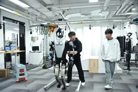 扭秧歌、踩“风火轮”、做家务、递火炬……各地自研的人形机器人都长什么样？有何看家本领？图片