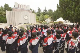 连日来，晋冀鲁豫烈士陵园迎来清明祭扫高峰——缅怀先烈 继承遗志图片