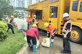 积极应对强降雨 南宁市排水公司连夜出击排水抢险图片