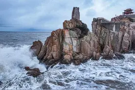 山东荣成：惊涛拍岸图片