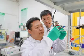 我国科学家用废旧电池将二氧化碳转化为燃料图片