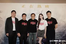 《传说》广州发布会，成龙带头领唱《我们的传说》图片