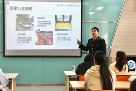 公交车“变身”移动课堂  大学生春日邂逅“车轮上”的安全课图片