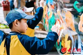 青岛市市北区桦川路幼儿园举办亲近自然主题画展图片