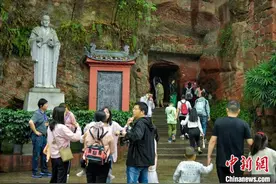 四川乐山大佛景区游人如织图片