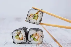 晚饭吃太撑，睡不踏实怎么办？揉揉这里就能消食~图片