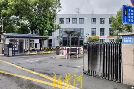 李晟医生遗体告别仪式举行，上千民众冒雨参加，患者家属含泪送行：20年前的恩情难忘图片