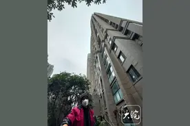 安全绳莫名短许多，外墙维修工人被困高空！警方正调查取证图片