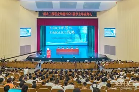 这堂大学毕业思政课，讲明白何为“优秀毕业生”图片