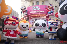 亚冬会开幕在即，成都世运会特许商品在哈尔滨热度飙升图片