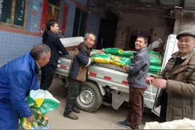 下司镇：油菜种植户收到免费肥料图片
