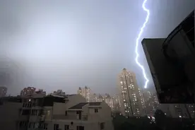 视频丨北京明晚“大风冰雹雷雨”组团出现视频封面