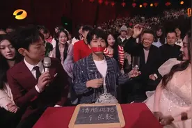 魔术师表演口吐活金鱼，网友：魔术应该是优雅的图片