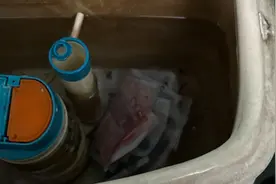 上海女子回家遇陌生男子“上厕所找纸”，竟是惯偷，还将赃款塞进马桶水箱图片