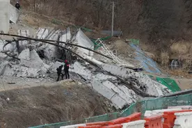 痛心！中国人2死1伤，韩国高速公路在建桥梁垮塌，涉事企业致歉图片