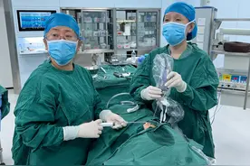 新生儿后鼻孔闭锁呼吸困难，医生用可吸收软管“再造鼻孔”图片