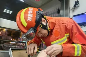 女子戒指卡手，消防员暖心救援图片