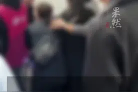2600元能逃票看周杰伦演唱会？黄牛将粉丝从闸机口强行推入，上海警方：黄牛吴某、黄某拘留！图片