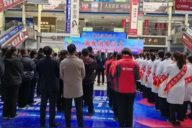 现场答疑解惑，济宁举行“3·15”国际消费者权益日宣传活动图片
