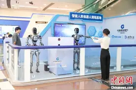 中国首个智能人形机器人银行大堂经理场景训练基地在上海启用图片