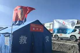测心率、量血压，国家应急医学救援队在地震灾区开展巡诊图片