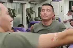 一辆从南疆去往成都的火车上，三个新疆的兵哥哥载歌载舞，帅哥果然都上交给国家了。图片