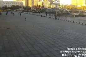 在火车站，姐姐跪地感谢……图片