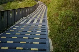 广东深圳又现“搓衣板式”减速带？网友称“可震碎结石”，官方回应图片