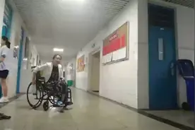 一个班主任轮椅上的一天图片