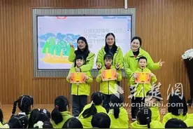萌娃化身“护绿小卫士”，在绿意中播种希望图片