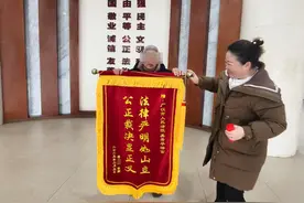 75岁盲人大爷起诉亲妹妹，要求对方退还交由其保管的30余万元！法院判了图片