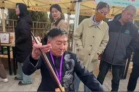 高手在民间 内蒙古大叔以锯为琴图片