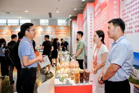 雪王“摇钱扇”，国风新茶饮！河南省新服务新供给重点培育项目创新展出图片