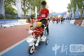 2024北京大兴半程马拉松鸣枪开跑图片