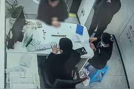 农行济南舜华北路支行：高效清点零钱 暖心兑换服务图片