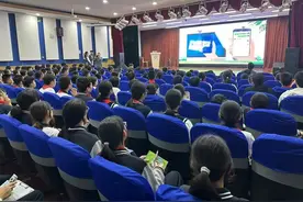 为师生筑牢安全防线，共建平安校园图片