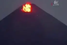 日本西之岛火山发生喷发，灰色烟柱高1500米！周围的海水变成棕褐色图片