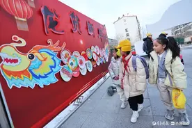盘子画拼成龙贺新年图，爱都小学新学期开学啦图片