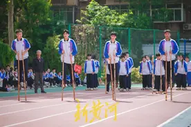 高脚马 、板鞋竞速、押加……这里的高中生运动会不一般！图片