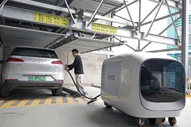 移动充电机器人武汉上线！让“车找桩”变成“桩找车”解决黄金周出行“里程焦虑”图片