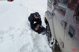 游客自驾川西被困海拔4500米雪山，阿坝金川警方顶风冒雪5小时生死营救图片