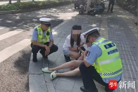 女子受伤流血还有晕血症，路边晕倒多亏巡逻交警及时援救图片