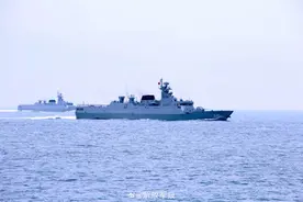 看现场！商丘舰铜仁舰海上练兵图片