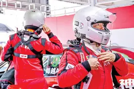 一边参赛一边造车 他们将中国电动赛车开向国际舞台图片