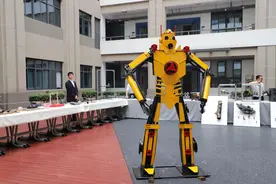2.3米“变形金刚”亮相湖南高校校园，由学生用废旧材料打造图片