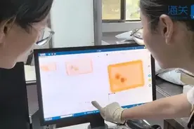 没眼看！入境泡面桶有二次包装痕迹，打开一看有近五百条活虫在蠕动图片