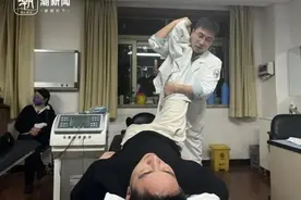 职场的“卷”，脖子和腰先感受到！推拿科夜门诊里，挤满了年轻人图片